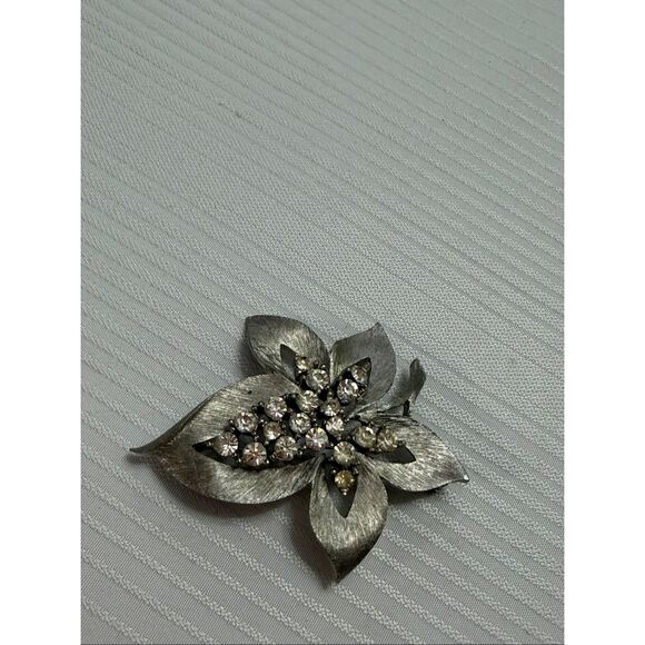 VINTAGE SILVER TONED JJ JONETTE JEWELRY RHINESTONE LEAF BROOCH PIN SIGNED - Picture 1 of 5